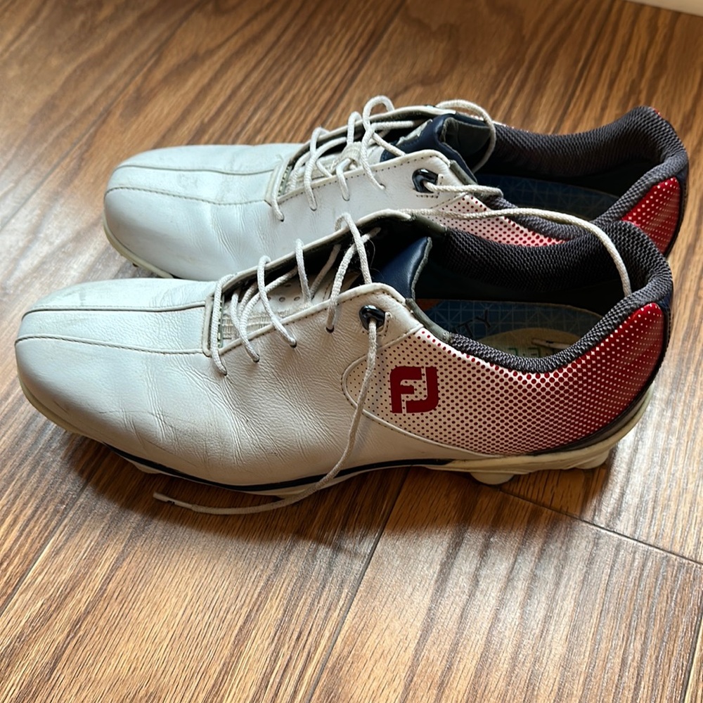 Size 10.5 Men’s FootJoy DNA helix golf shoe